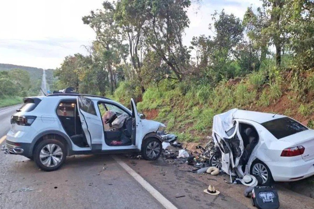 Batida entre 2 carros mata 5 pessoas na BR-040, incluindo 2 crianças