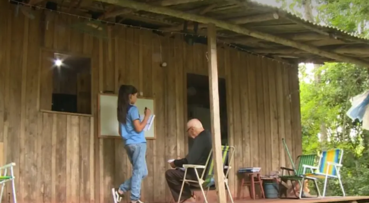 Garotinha de 11 anos ensina bisavô de 91 anos a ler e escrever