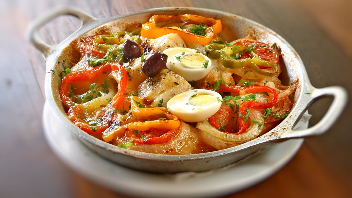 Bacalhoada clássica com legumes e muito azeite para o ano novo