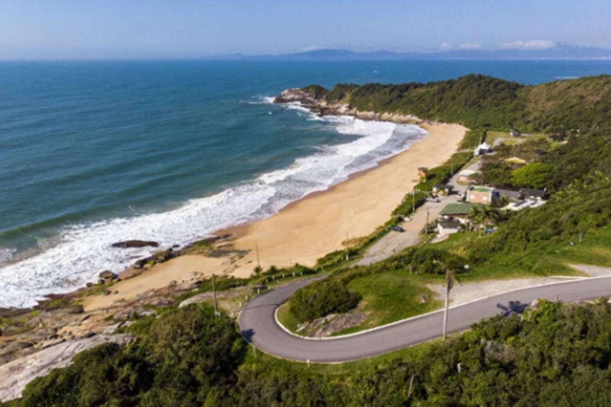 Juiz proíbe prisão de quem for flagrado peladão em praia de SC