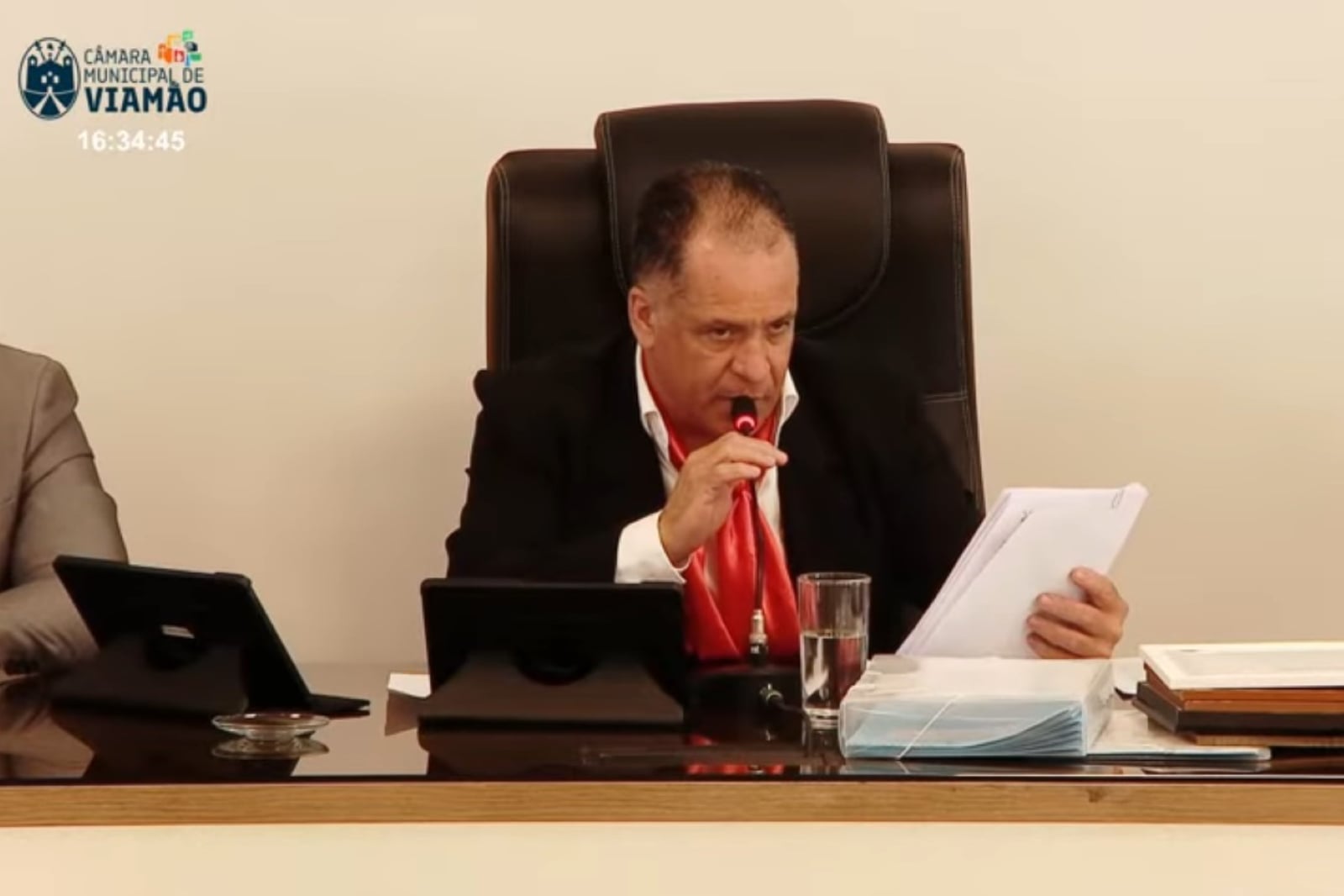 Vereador comete gafe e chama político morto para homenagem ao vivo