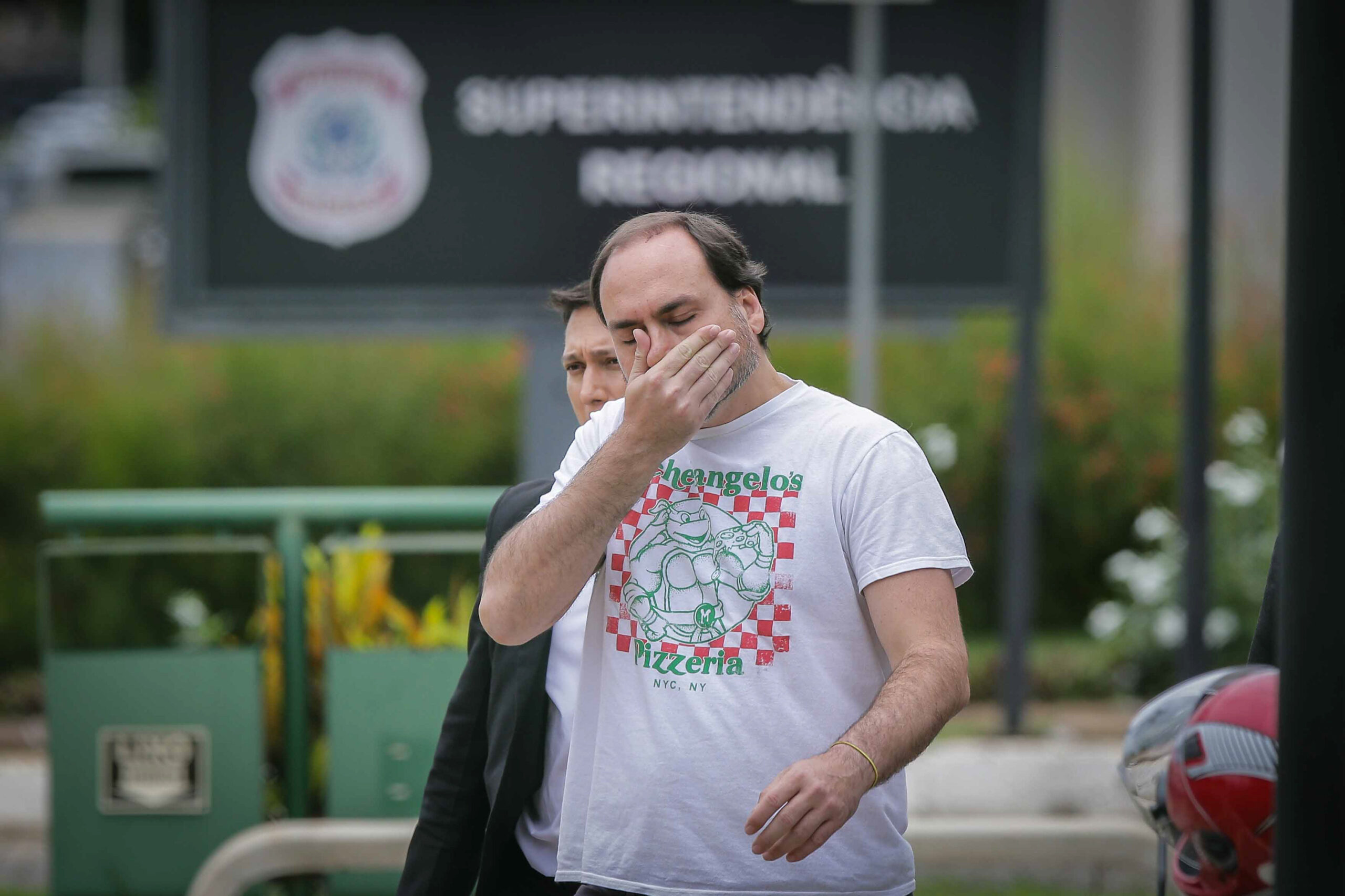 “Estamos todos exaustos”, diz Carlos após nova cirurgia de Bolsonaro