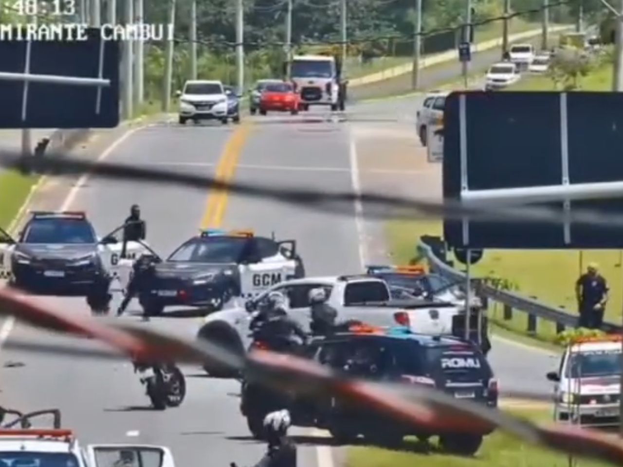 Perseguição alucinante: homem sobe na calçada e quase atropela duas pessoas antes de bater em viatura da GCM; vídeo