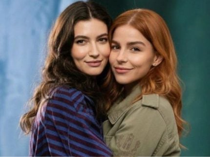 Arminda flagra beijo, descobre namoro secreto e corre para contar tudo a Ferette em “Três Graças”