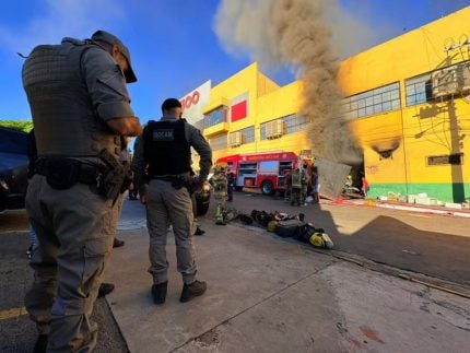 Explosão em incêndio em supermercado deixa feridos em Santana do Livramento, no RS