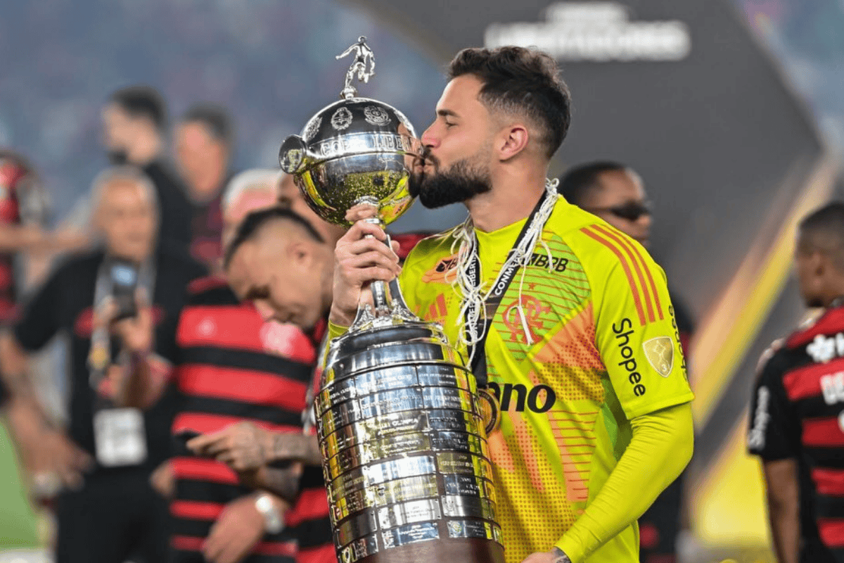 Goleiro do Flamengo acerta transferência para o Cruzeiro