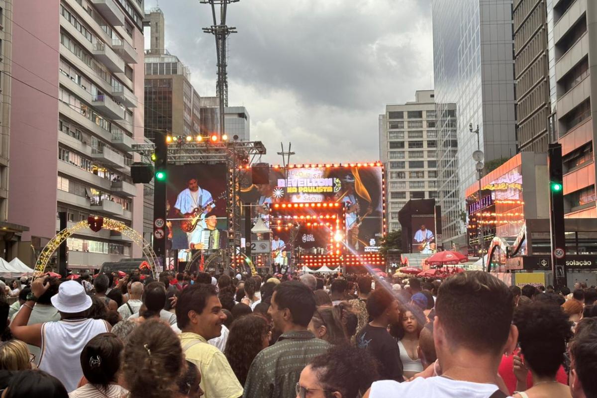 Público começa a lotar Avenida Paulista para shows da virada