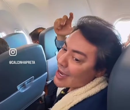 Banda Calcinha Preta puxa o hit “Mágica” dentro de avião e anima passageiros; VÍDEO