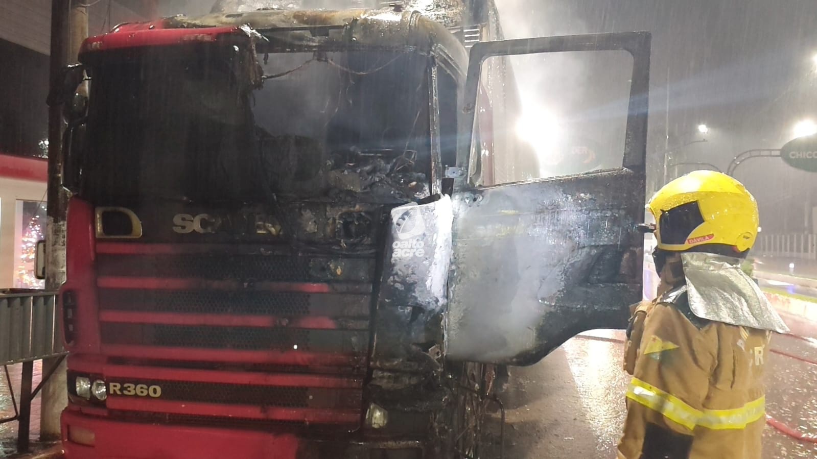 Caminhão pega fogo após parada na Via Chico Mendes, no Segundo Distrito de Rio Branco