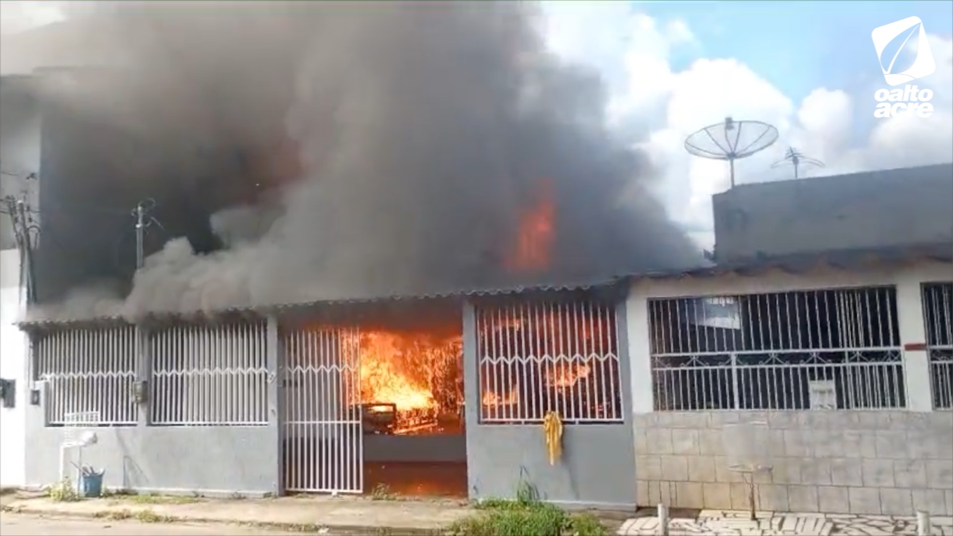 Vídeo: Incêndio de grandes proporções destrói residência no bairro José Augusto, em Rio Branco