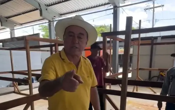 Prefeitura vistoria construção de boxes no Parque de Exposições