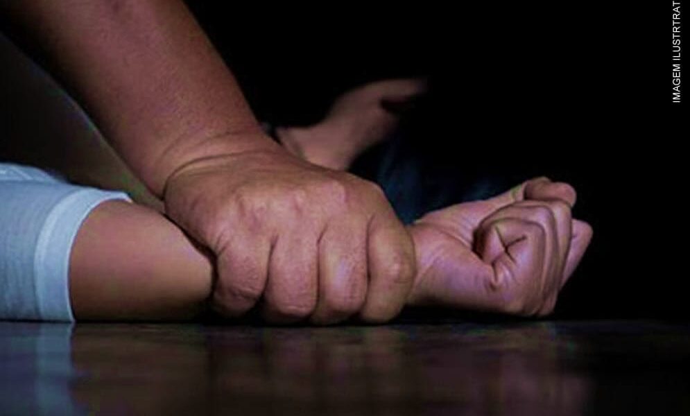 Suspeito de estupro de adolescente é espancado por facção e se entrega à polícia em Cruzeiro do Sul