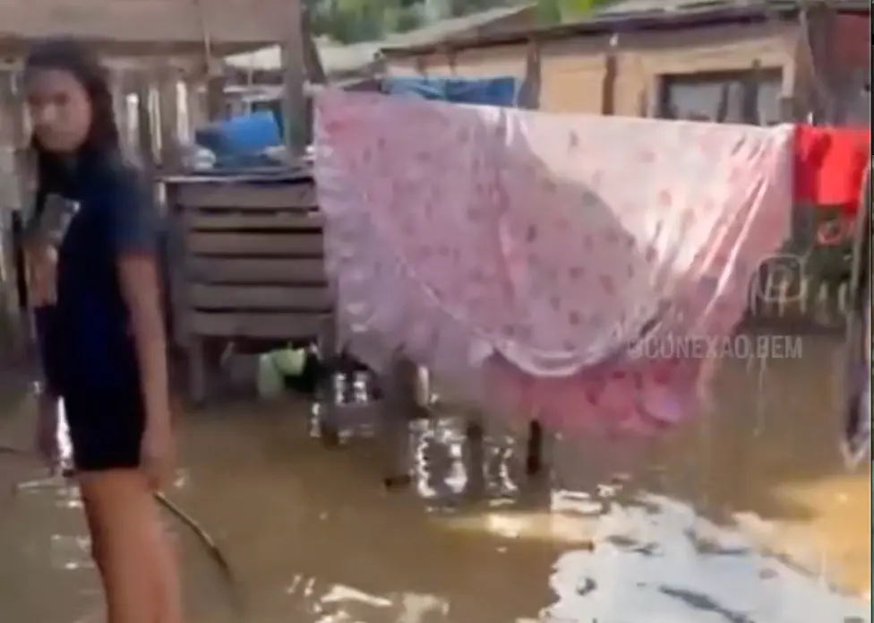 Moradores da Sapolândia começam a deixar suas casas por conta da cheia