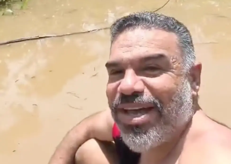 Deputado se desloca de barco até casa da mãe no bairro Seis de Agosto