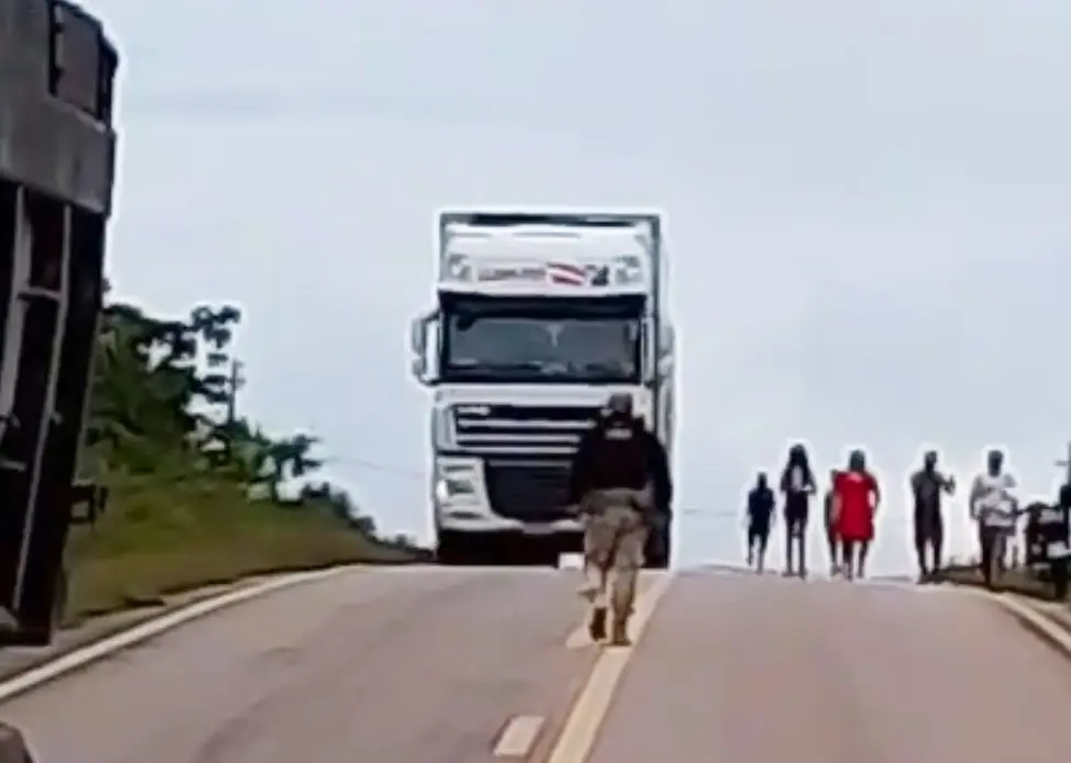 Polícia Rodoviária Federal e Dnit já estão no trecho da BR-364 que está interditado