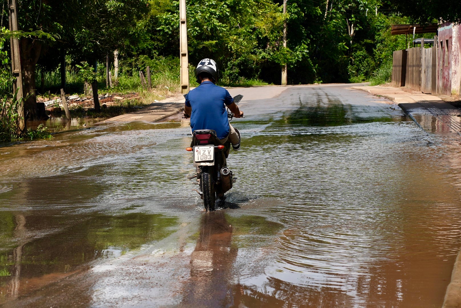Ruas do bairro Taquari, em Rio Branco, são alagadas pelas águas do Rio Acre; ASSISTA