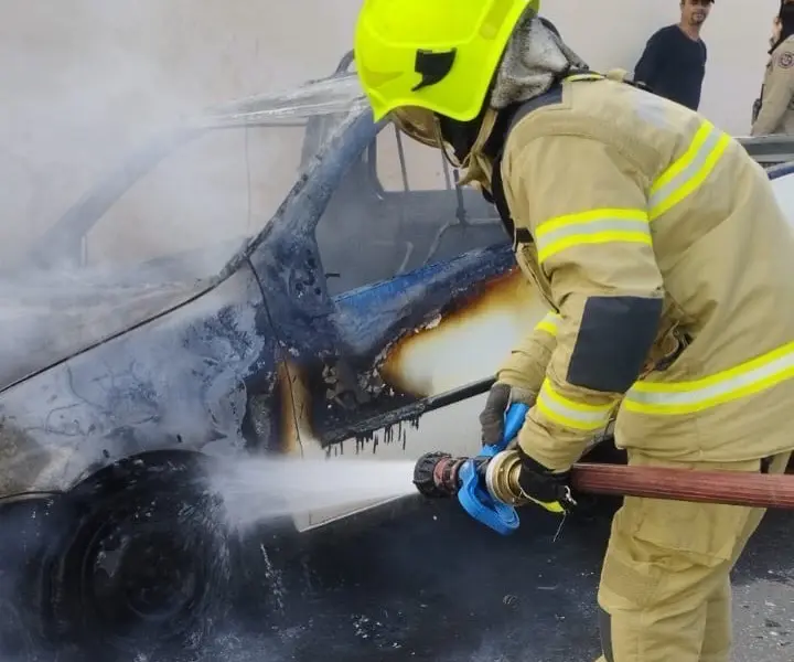 Carro sofre incêndio na estrada do Tropical, em Rio Branco