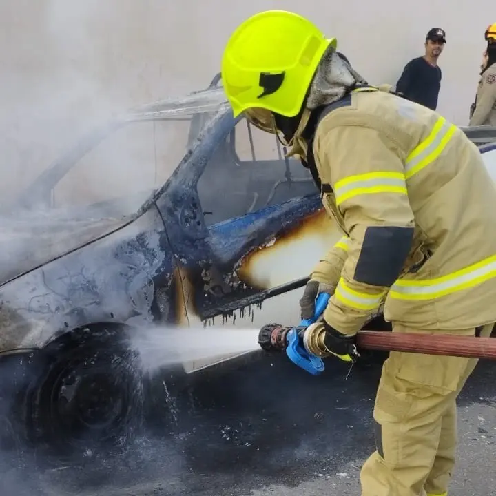Carro sofre incêndio na estrada do Tropical, em Rio Branco