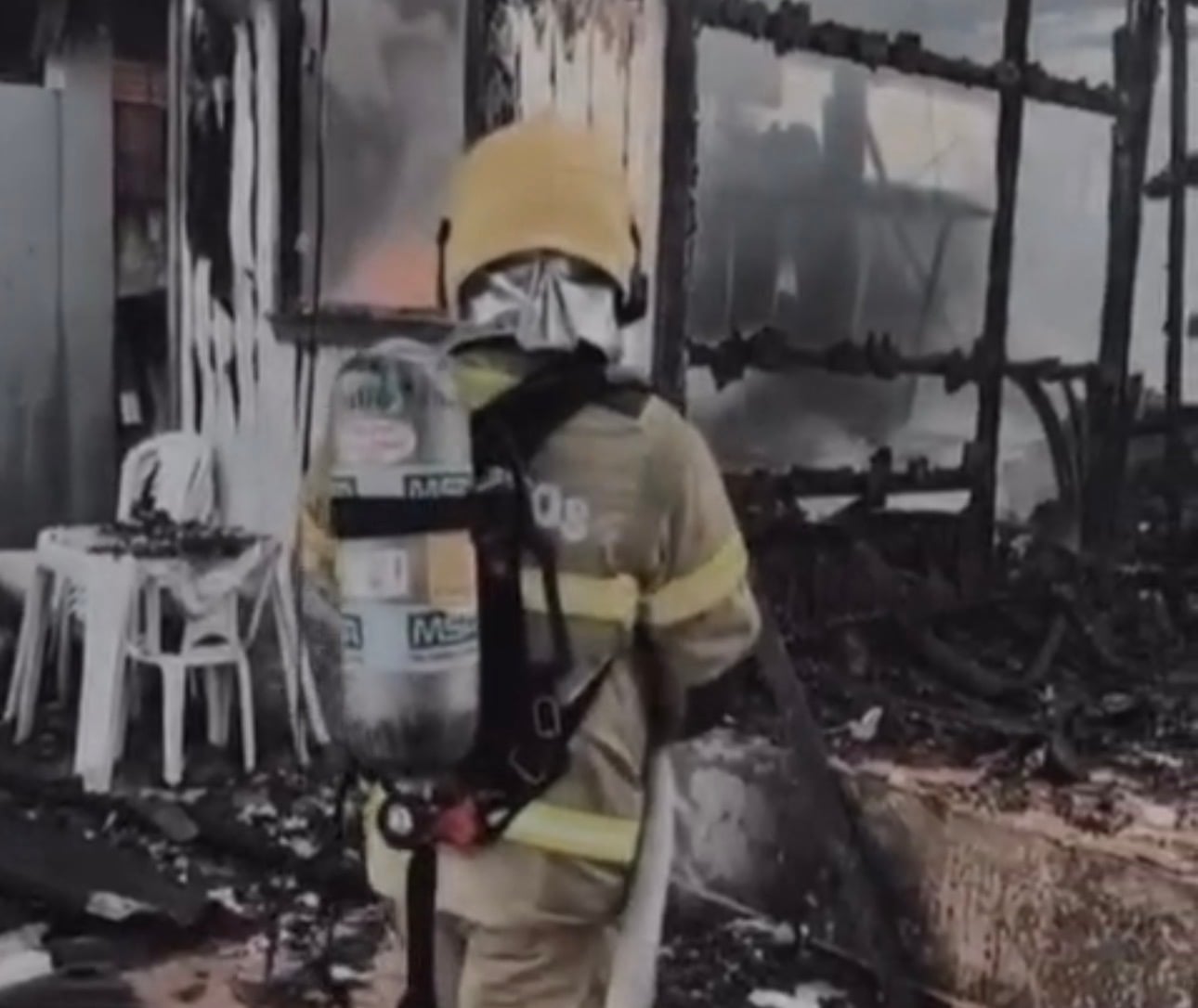 Cachorrinha foi salva por bombeiros durante incêndio de residência em Rio Branco