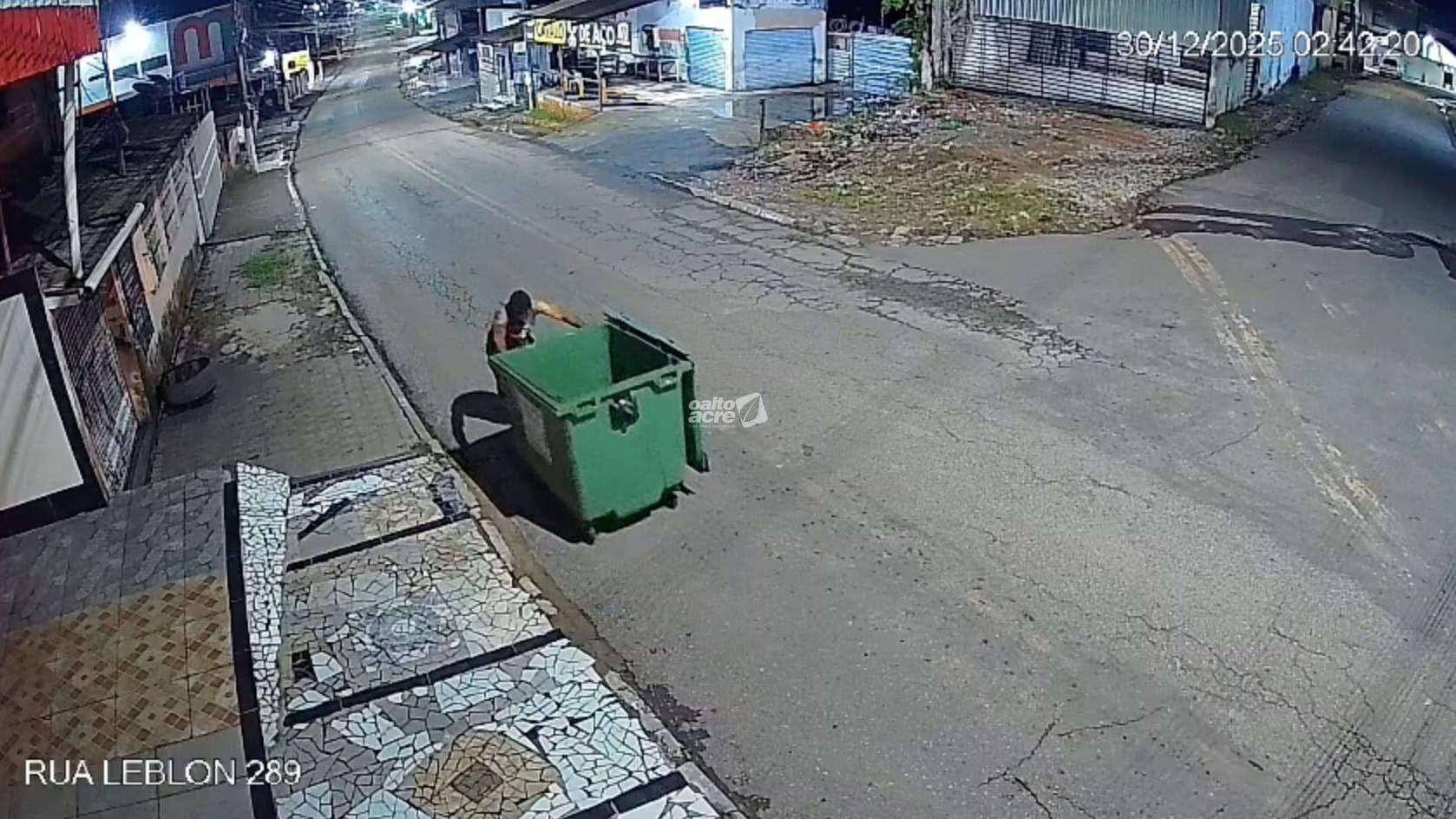 VÍDEOS: Câmeras flagram furto de lixeira no conjunto Castelo Branco, em Rio Branco