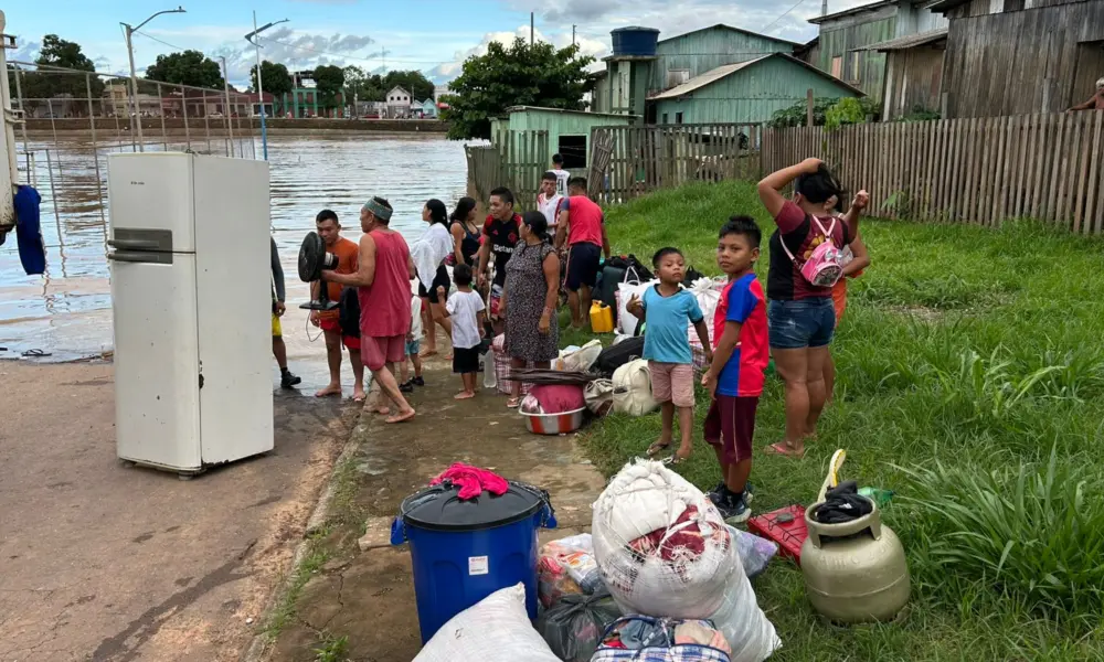 O coordenador da Defesa Civil, major Sandro Cordeiro, informou neste domingo, 28, que o nível do Rio Acre em Brasiléia, monitorado pelo órgão, já apresenta processo de vazante, após atingir o pico nas últimas horas. De acordo com Cordeiro, a medição mais recente, realizada na régua linimétrica, aponta que o nível das águas está em 8,50 metros. “Ontem, por volta das 23h, o rio chegou ao ápice, atingindo 8,80 metros. Durante a madrugada, já foi registrada uma vazante de 30 centímetros”, explicou. Publicidade Segundo o coordenador, além da redução observada na área urbana, outras regiões também começam a apresentar recuo das águas. “Tanto a Aldeia dos Patos quanto Assis Brasil já se encontram nesse processo de vazante”, destacou. Apesar do cenário mais favorável, a Defesa Civil segue em estado de atenção. Cordeiro reforçou que o órgão continuará com o monitoramento permanente por meio da sala de situação. “Seguiremos atentos e, caso haja qualquer alteração no nível do rio, voltaremos a divulgar novos boletins oficiais”, concluiu. VEJA O VÍDEO: