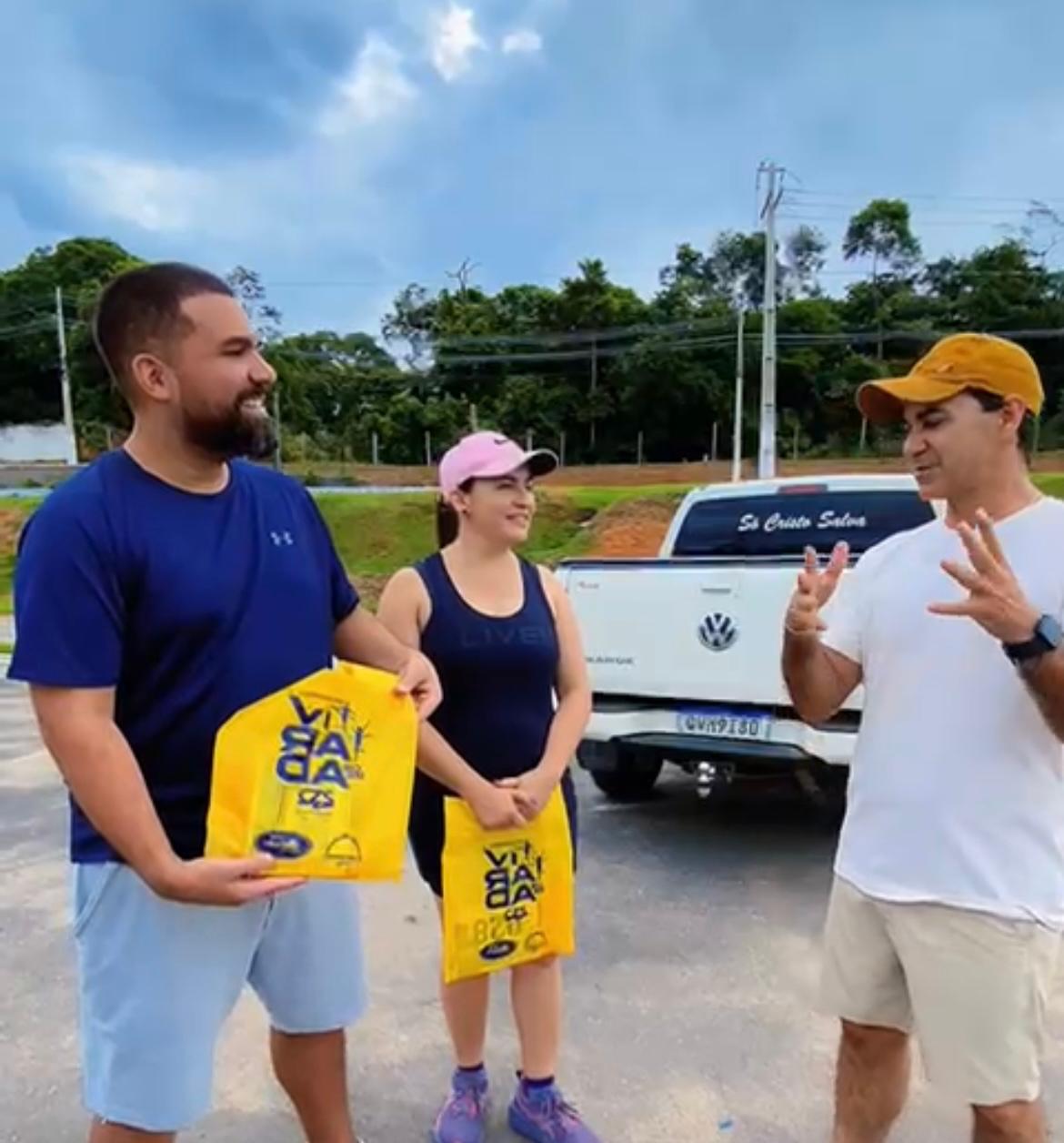 Prefeito Zequinha Lima faz entrega simbólica de kits da Corrida da Virada 2025