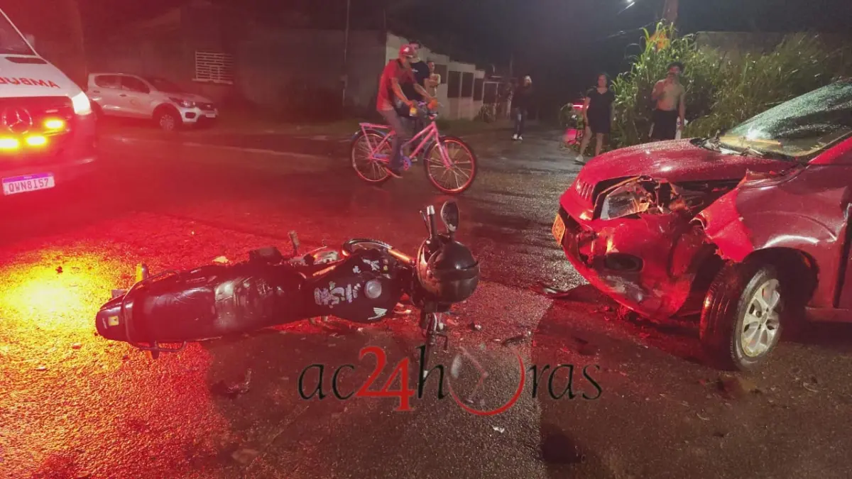 Colisão entre carro e moto deixa jovem gravemente ferido na Estrada de Porto Acre