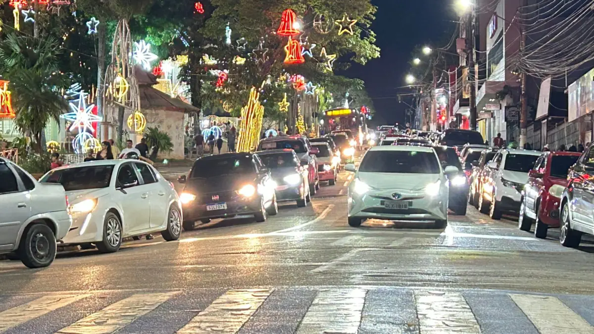 Trânsito fica congestionado durante a noite no centro de Rio Branco
