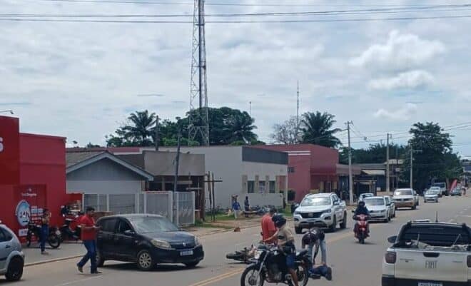 Acidente entre carro e moto deixa feridos na região central de Sena Madureira