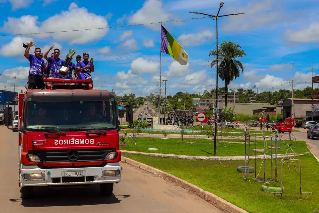 Seleção de Brasiléia é recebida pelo prefeito e desfila em carro aberto