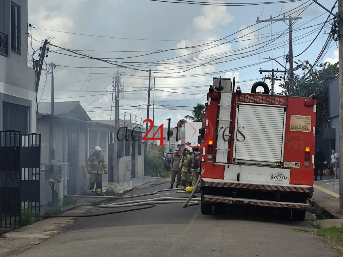 Casa é destruída por incêndio em Rio Branco