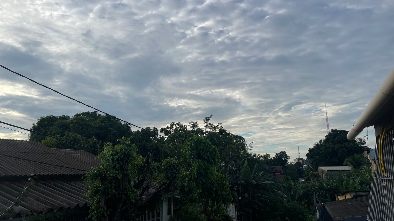Calor intenso, sol entre nuvens e chuvas pontuais marcam a quarta-feira no Acre