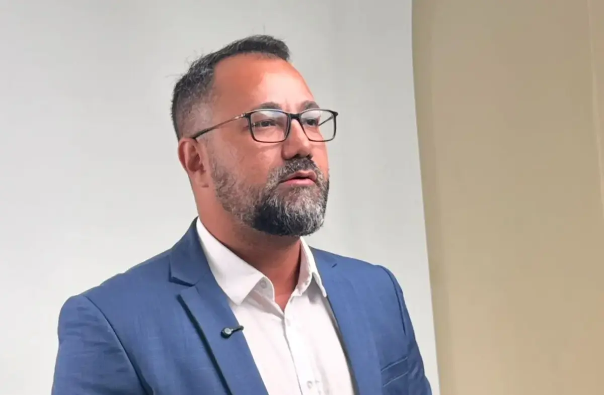 Railson anuncia pavimentação de rua, casas populares para 2026 e celebra a construção da décima ponte em Feijó