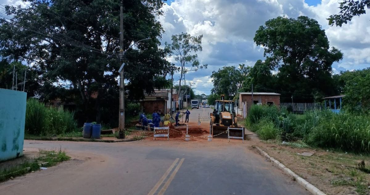 Perigo! Erosão provoca interdição total de rua próximo ao Horto Florestal