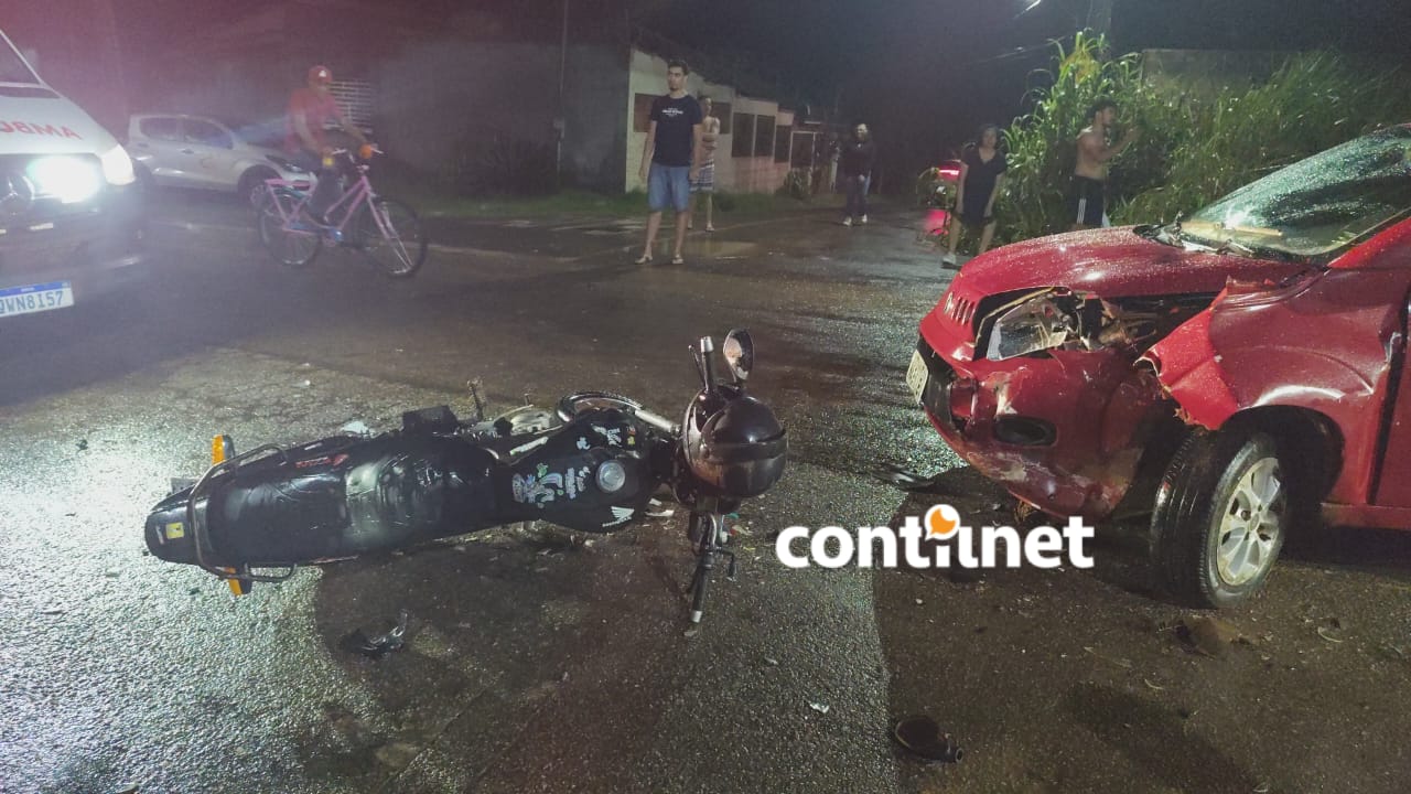 Colisão entre carro e motocicleta deixa jovem gravemente ferido no interior do Acre