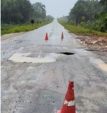 Cratera se abre na BR-364 e interdita trecho próximo ao Ramal 7, em Cruzeiro do Sul