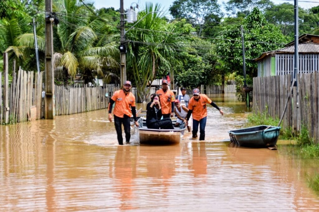 Governo mobiliza secretarias para apoio a famílias atingidas pela cheia dos rios