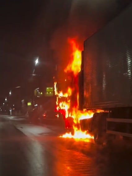 VÍDEO: carreta é consumida pelo fogo na Via Chico Mendes, em Rio Branco