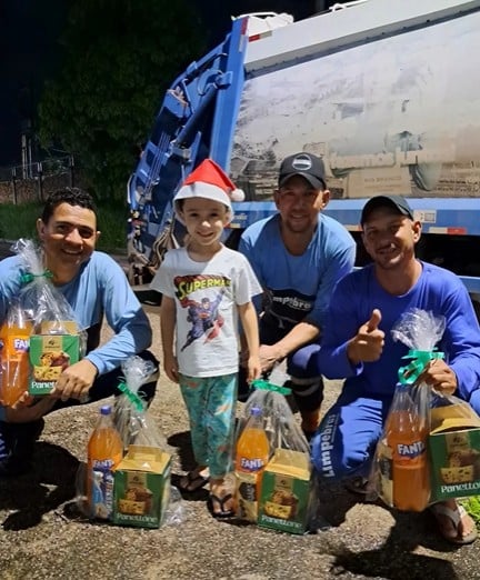 Mãe realiza ação de Natal e presenteia garis após pedido do filho