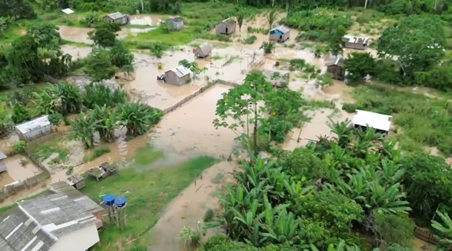 Imagens aéreas mostram várias residências afetadas pela cheia em Santa Rosa do Purus