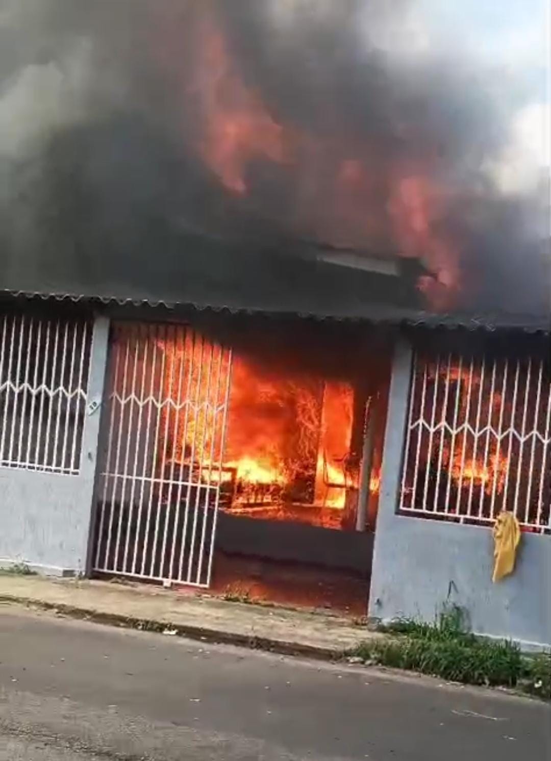 URGENTE: incêndio atinge residência em Rio Branco; vídeo mostra casa tomada pelas chamas