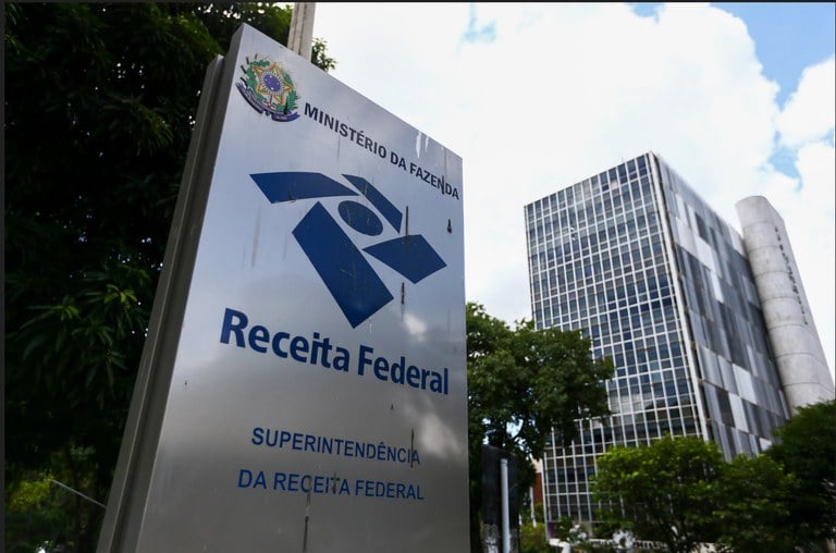 É falso que transações ou movimentações financeiras acima de R$ 5 mil estarão sujeitas à taxação