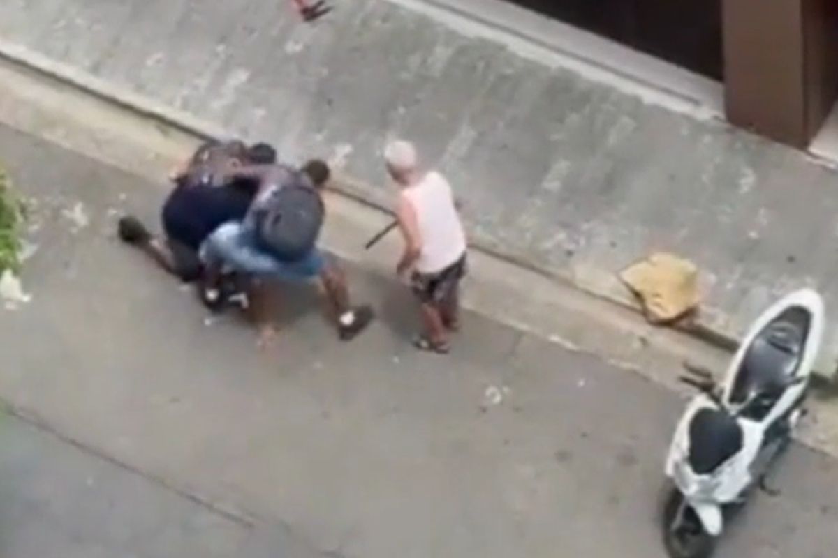 Ladrão é imobilizado e agredido por homem com bengala após roubo. Vídeo