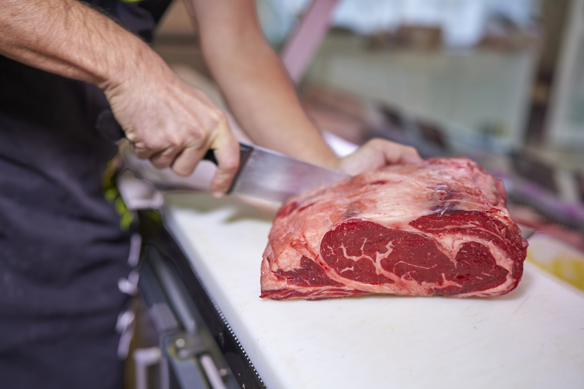 Açougue é fechado após dono misturar comida de gato às carnes