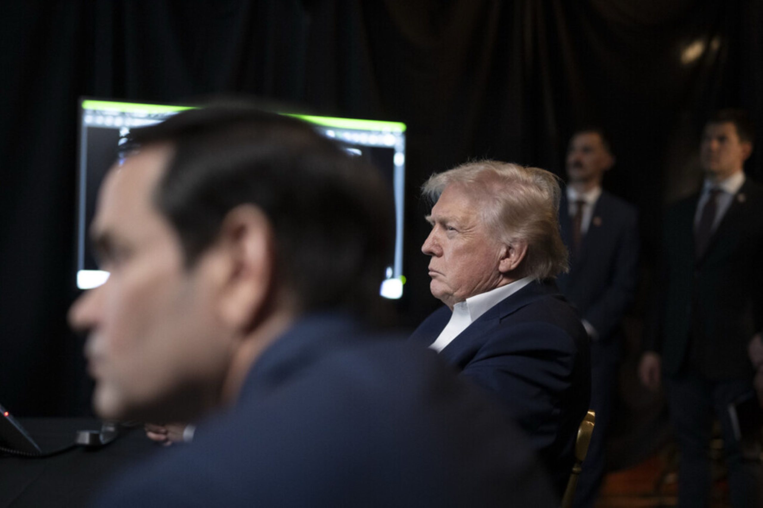 Trump publica imagens assistindo à operação que capturou Maduro