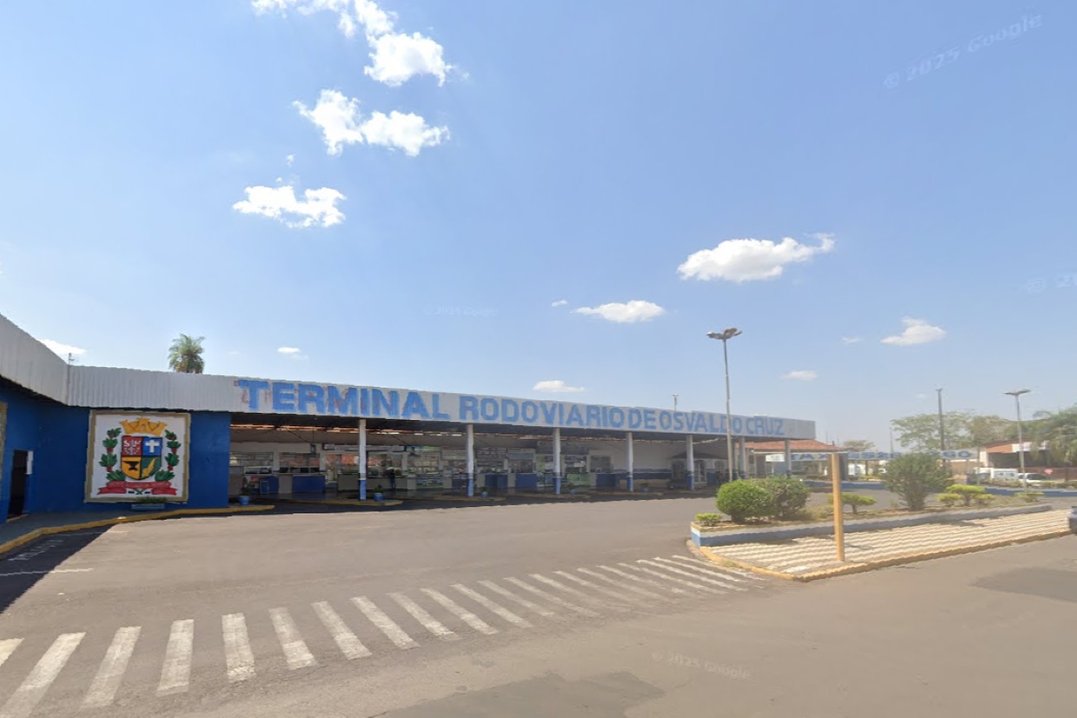 Homem foge após esfaquear mulher grávida em terminal de ônibus em SP