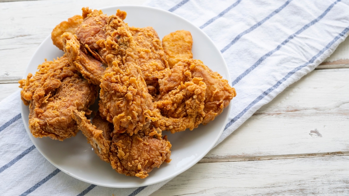 Frango frito crocante com casquinha dourada e carne suculenta