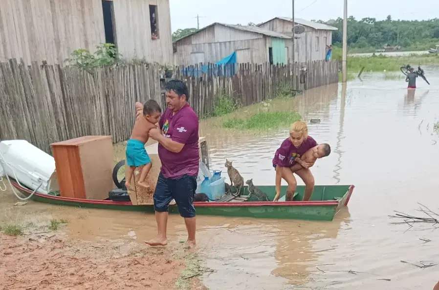Transbordamento do rio Envira atinge áreas ribeirinhas e deixa famílias desalojadas em Feijó