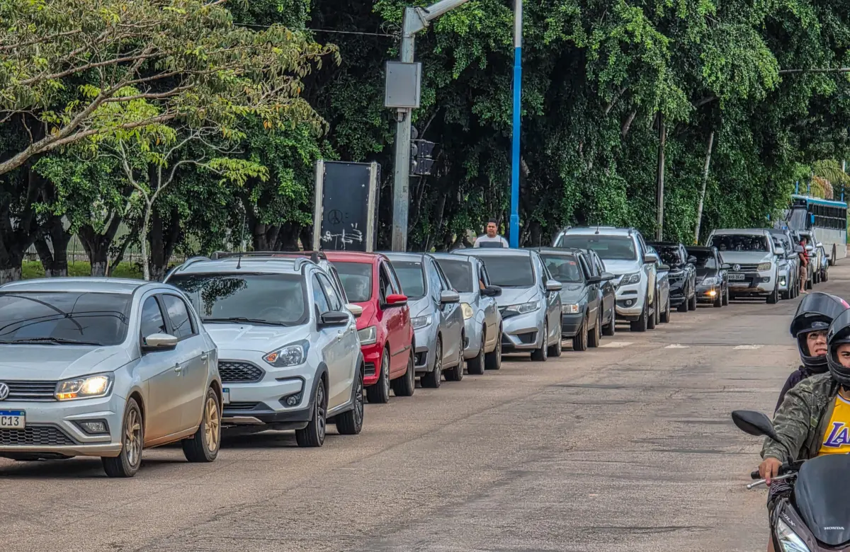 Fila de carros é registrada na BR-364 durante segundo dia do vestibular da Ufac