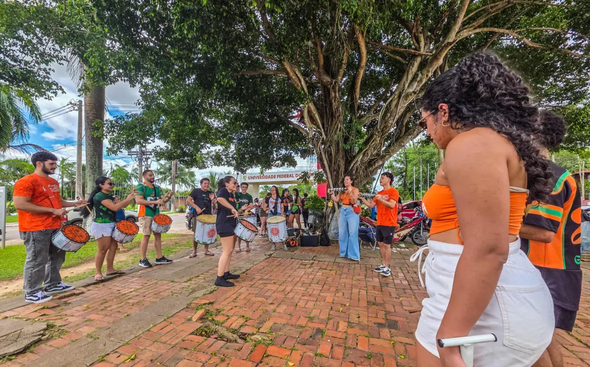 Atlética de Medicina da Ufac recebe candidatos com bateria, brindes e defesa do bônus regional